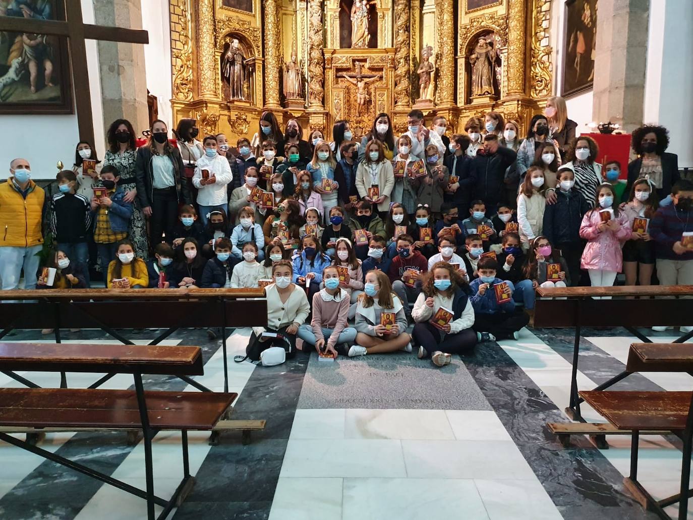 Los niños, con sus catequistas y el párroco 