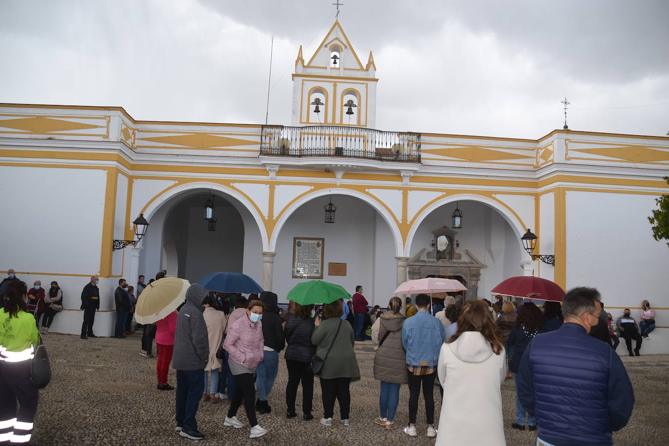 A pesar de la lluvias, muchos vecinos se quedaron en el patio porque la ermita estaba a rebosar 