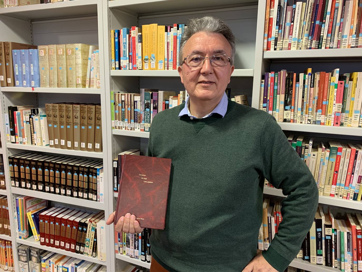 Gumer Durán Rodríguez con su diccionario en la Biblioteca Municipal 