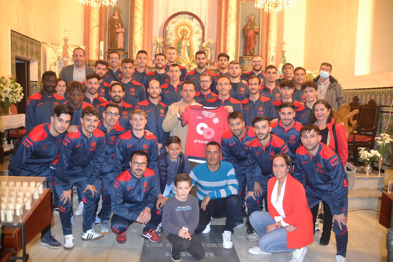 El equipo de la Estrella a los pies de la Virgen 