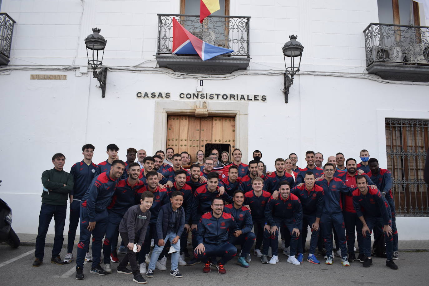 Foto de familia tras el acto, a las puertas del ayuntamiento 