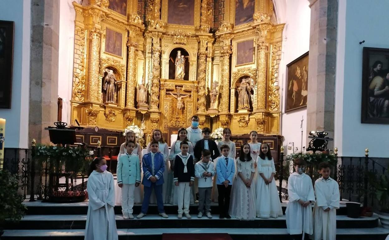 El primer grupo de Primeras Comuniones en el altar, tras la ceremonia 
