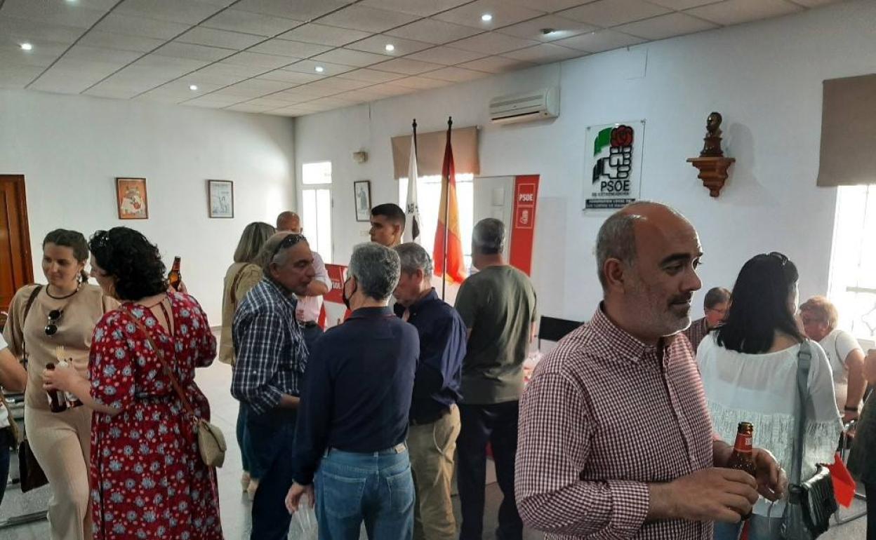 Algunos de los asistentes al acto compartiendo un aparitivo 