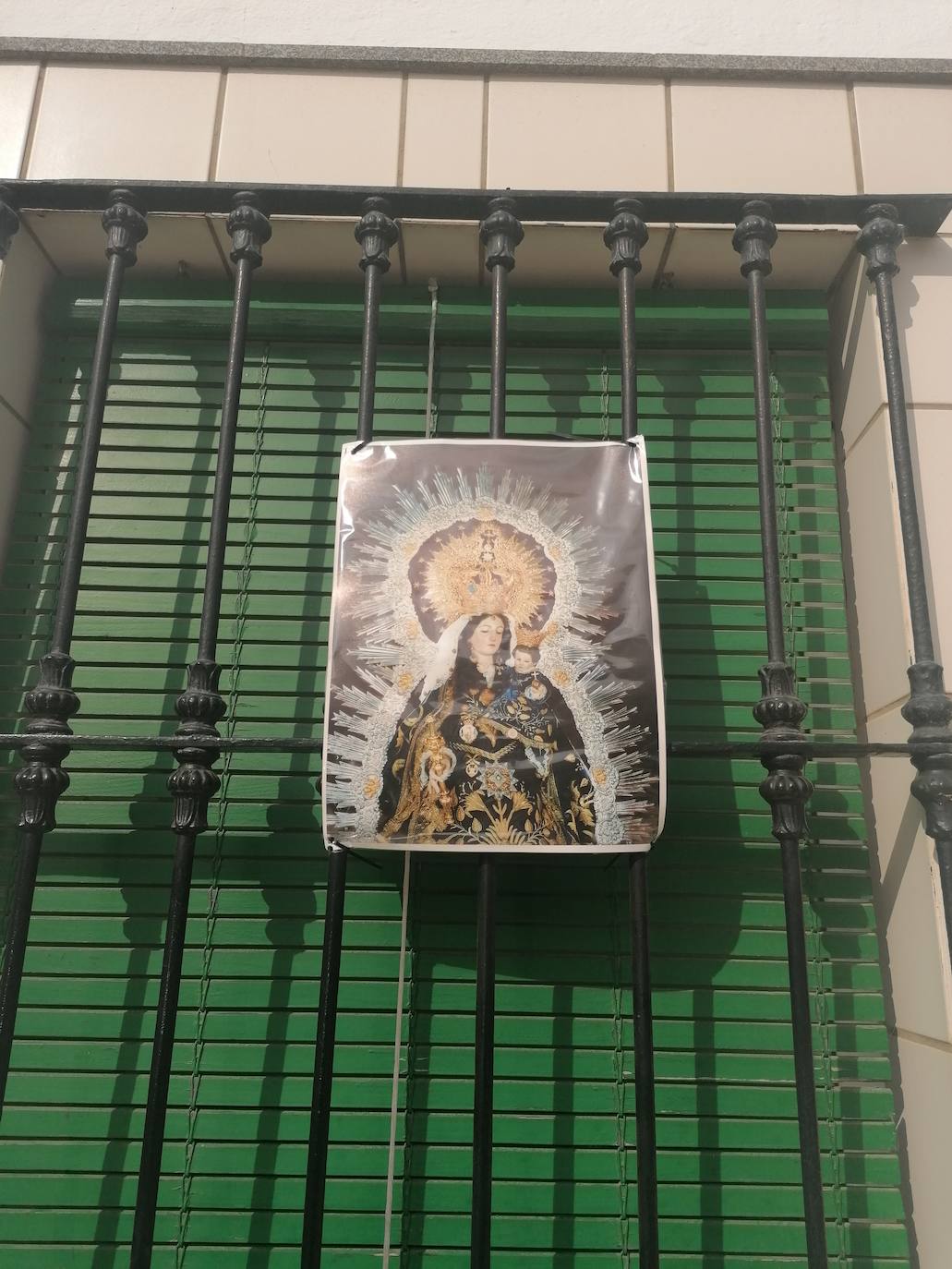Imagen de la Virgen de la Estrella en una de las ventanas de Los Santos 