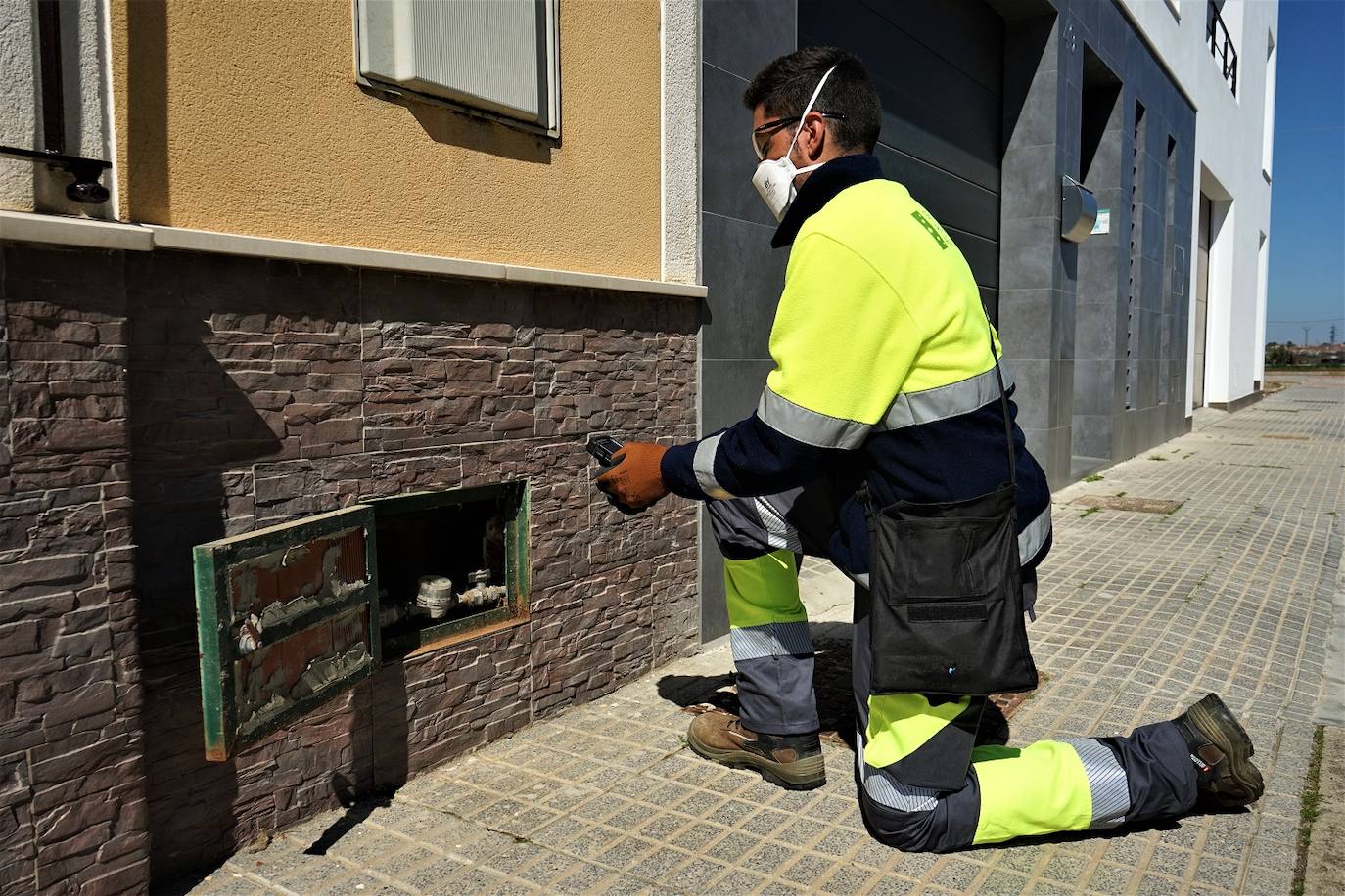 Trabajador realizando una lectura de contador 