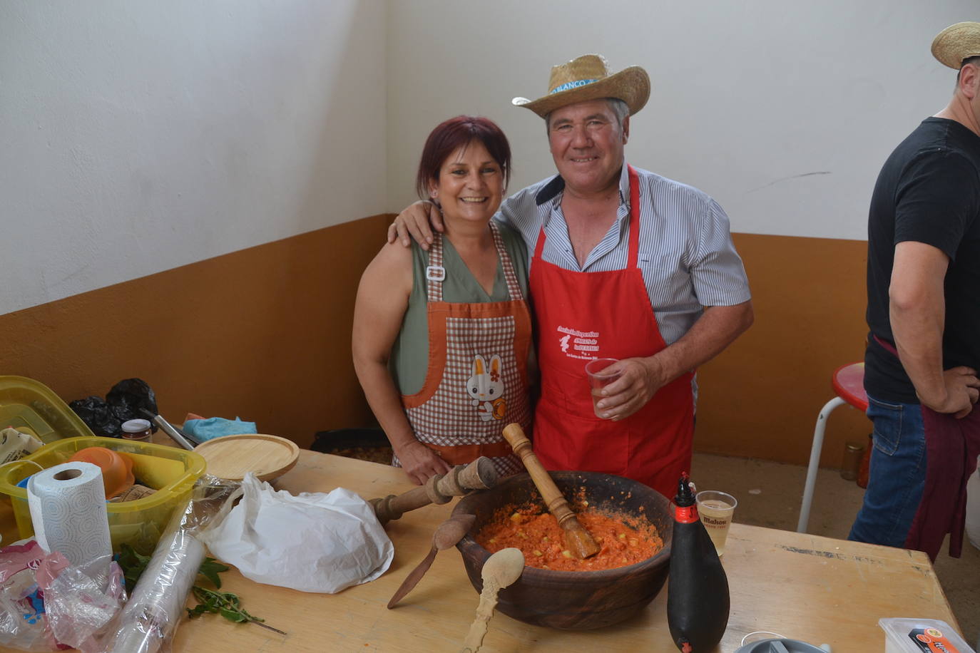 El mejor gazpacho y el mejor morcón, para esta pareja de la caseta Que buena suerte. 