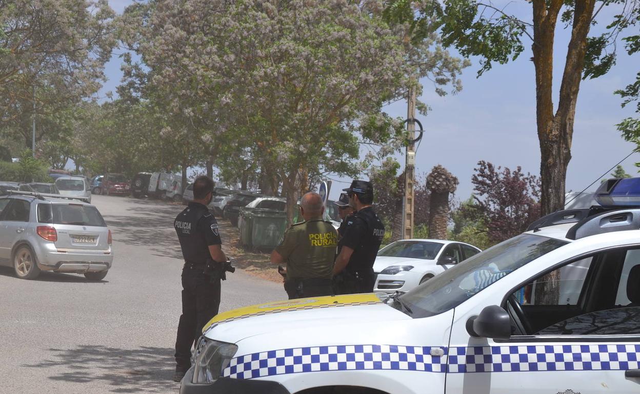Policías Locales en la entrada a la Romería 