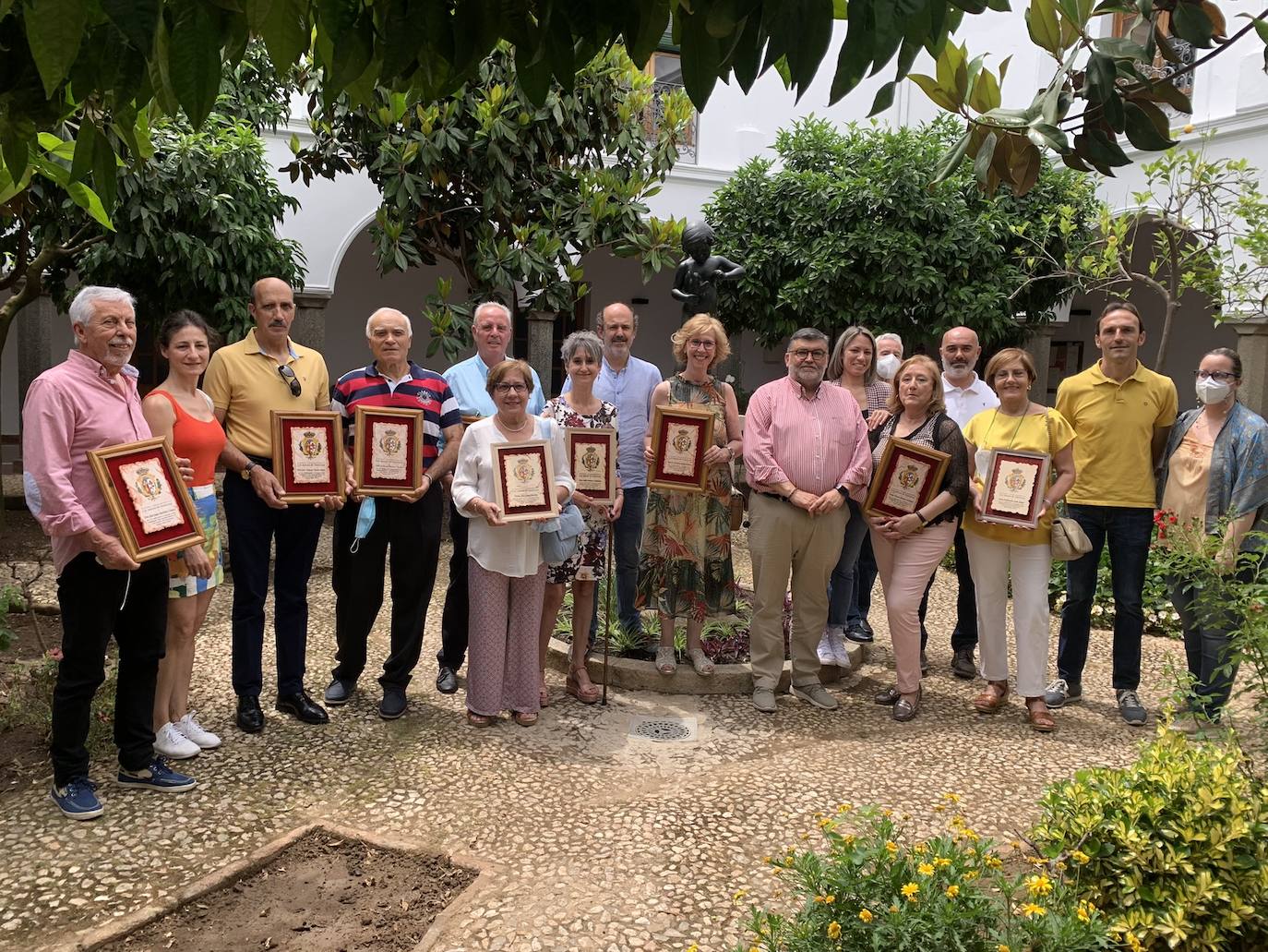 Homenajeados con miembros de la Corporación Municipal en el Patio del Ayuntamiento 
