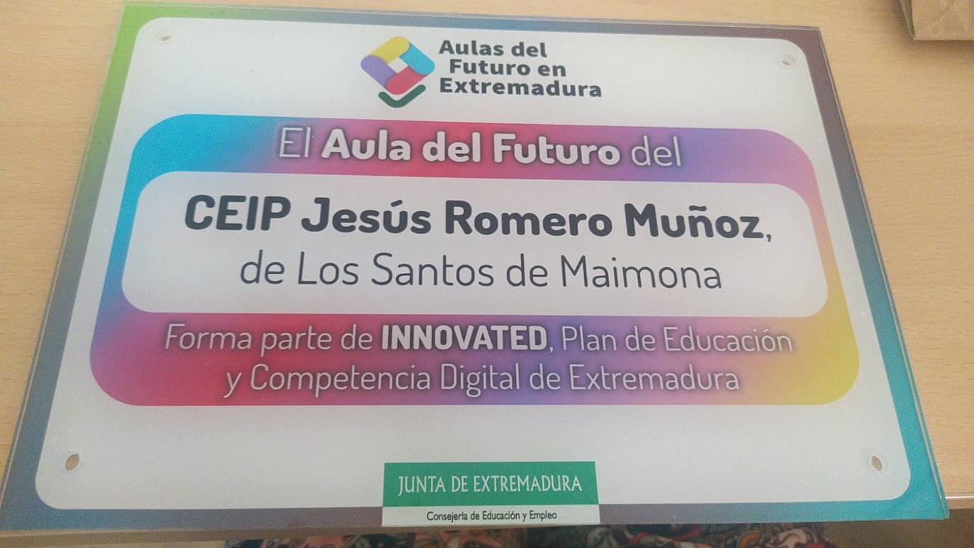 Placa de reconocimiento como centros AdFE del Romero Muñoz 