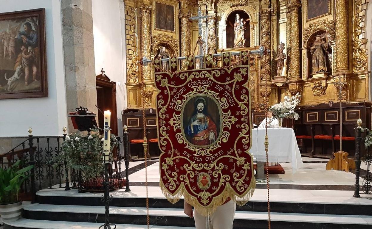 El estandarte junto al altar mayor 