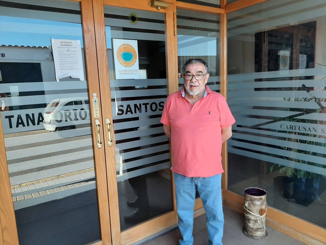 Siro Santos en la entrada del Tanatorio 