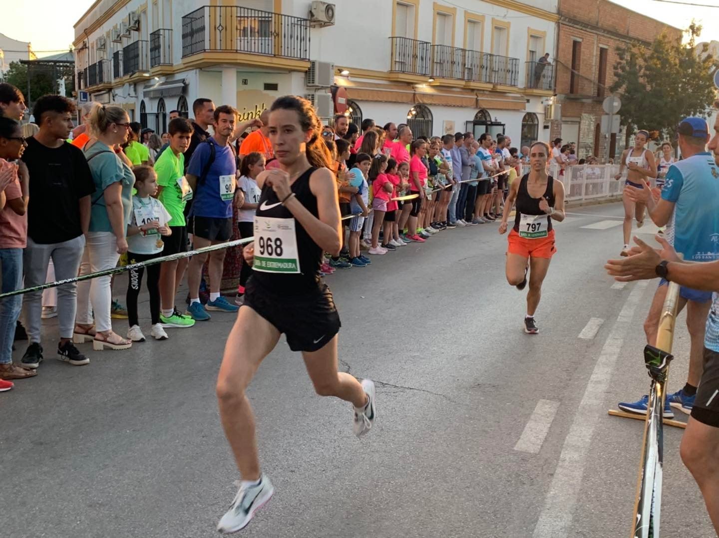 Espectáculo en la milla femenina