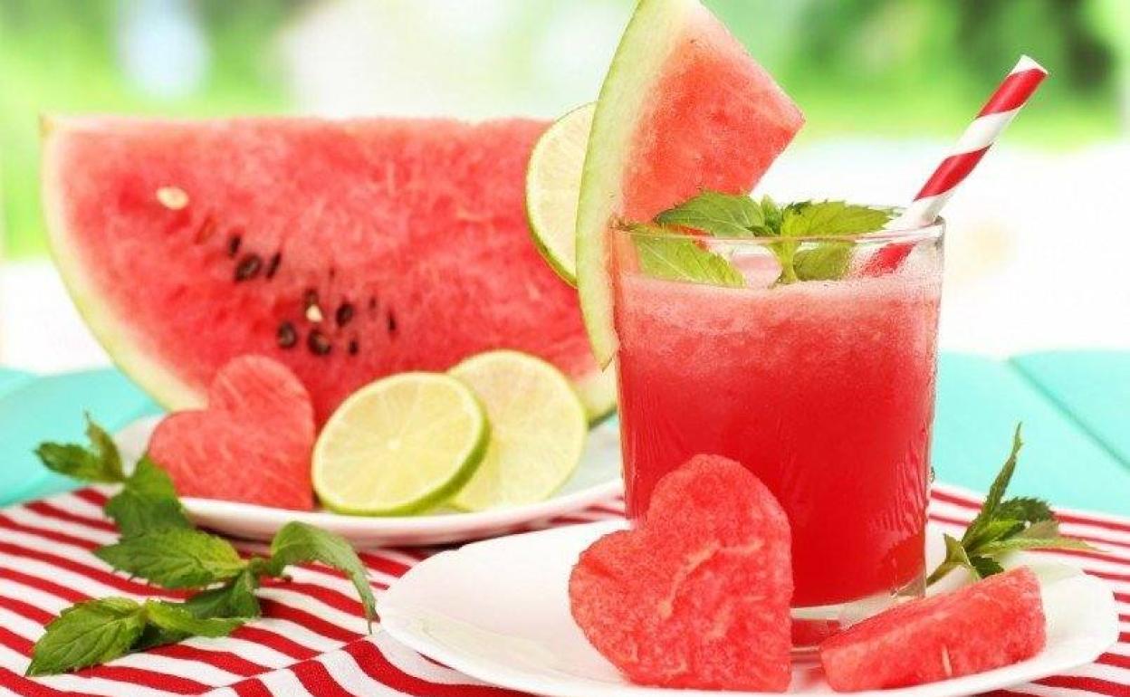 Tomar liquidos y frutas como la sandía o agua de limón, es muy recomendable. 