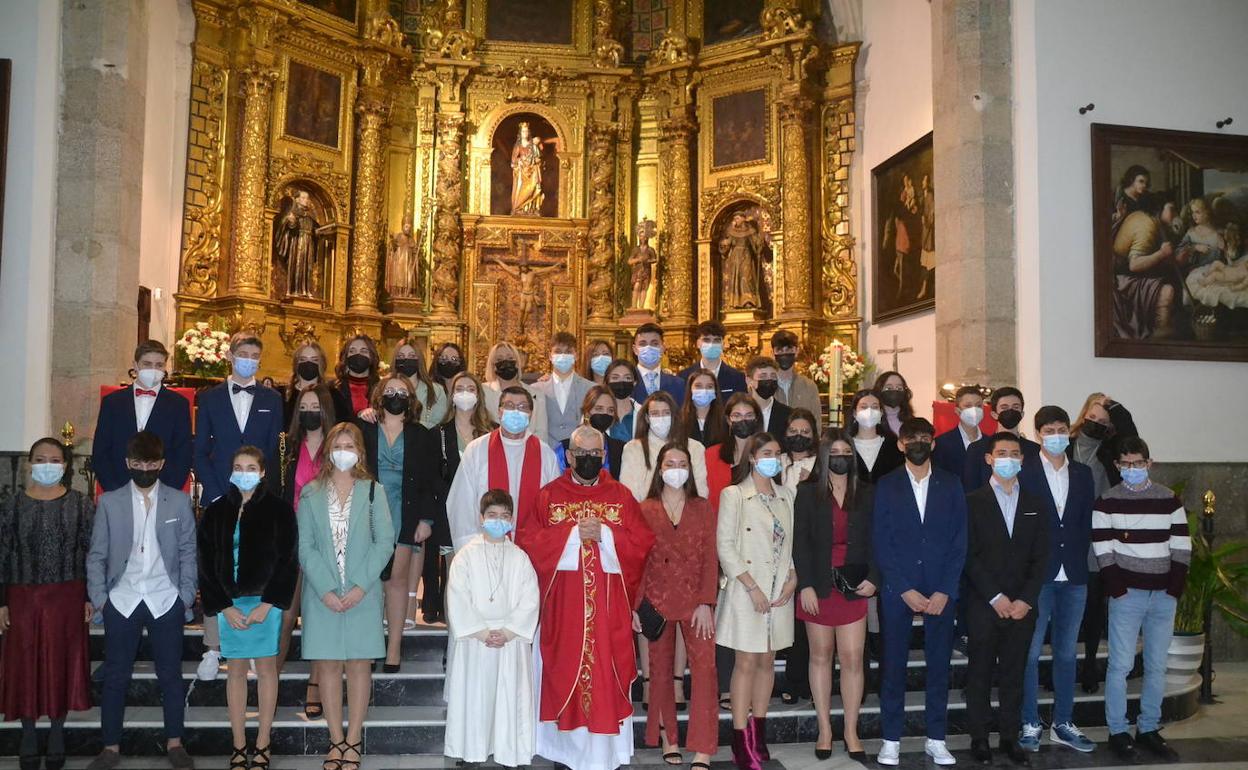 Foto de familia tras las confirmasciones de este año 2022 