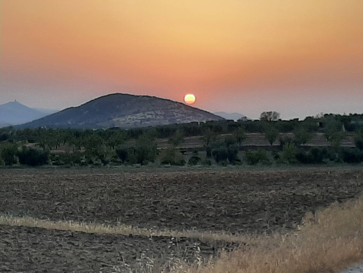 Un potente sol cerrando la jornada de auyer viernes tras la sierra de Cabrera 