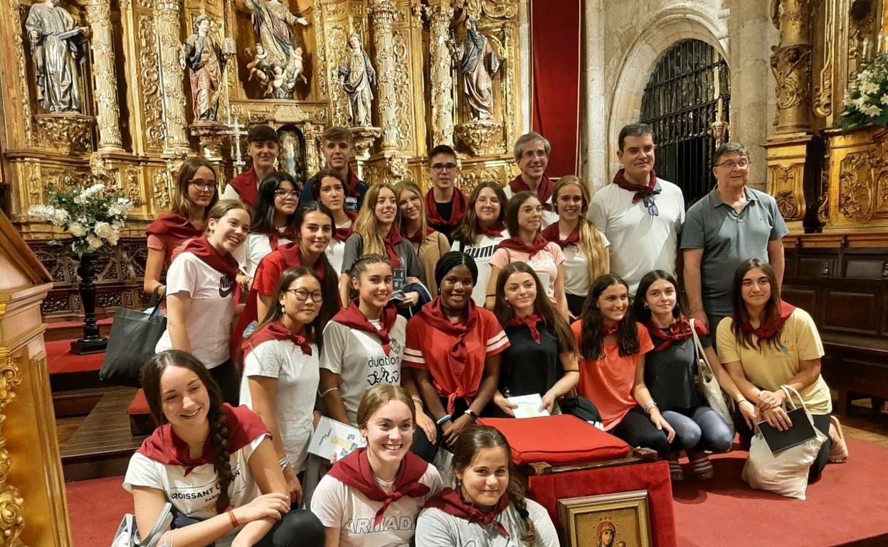 Este es el grupo de jóvenes santeños, la mayoría chicas 