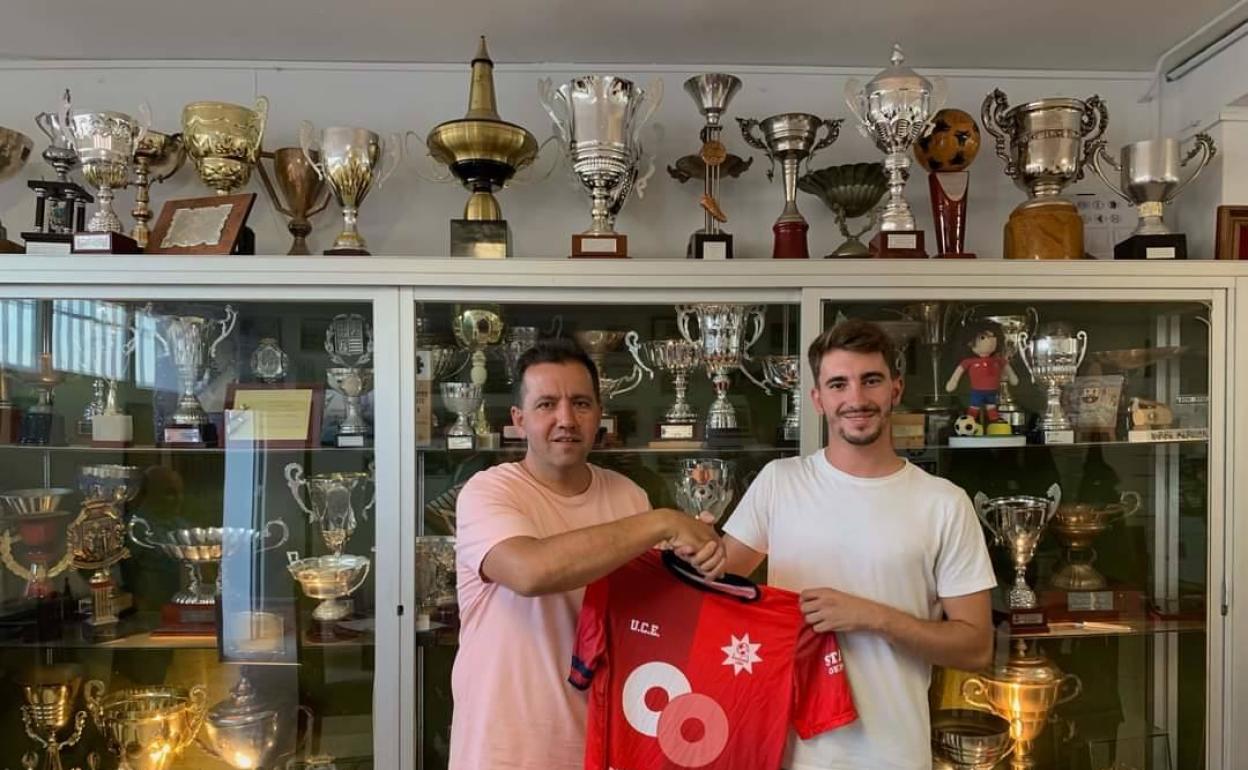 Presentación en las oficinas del club del portero De Diego 