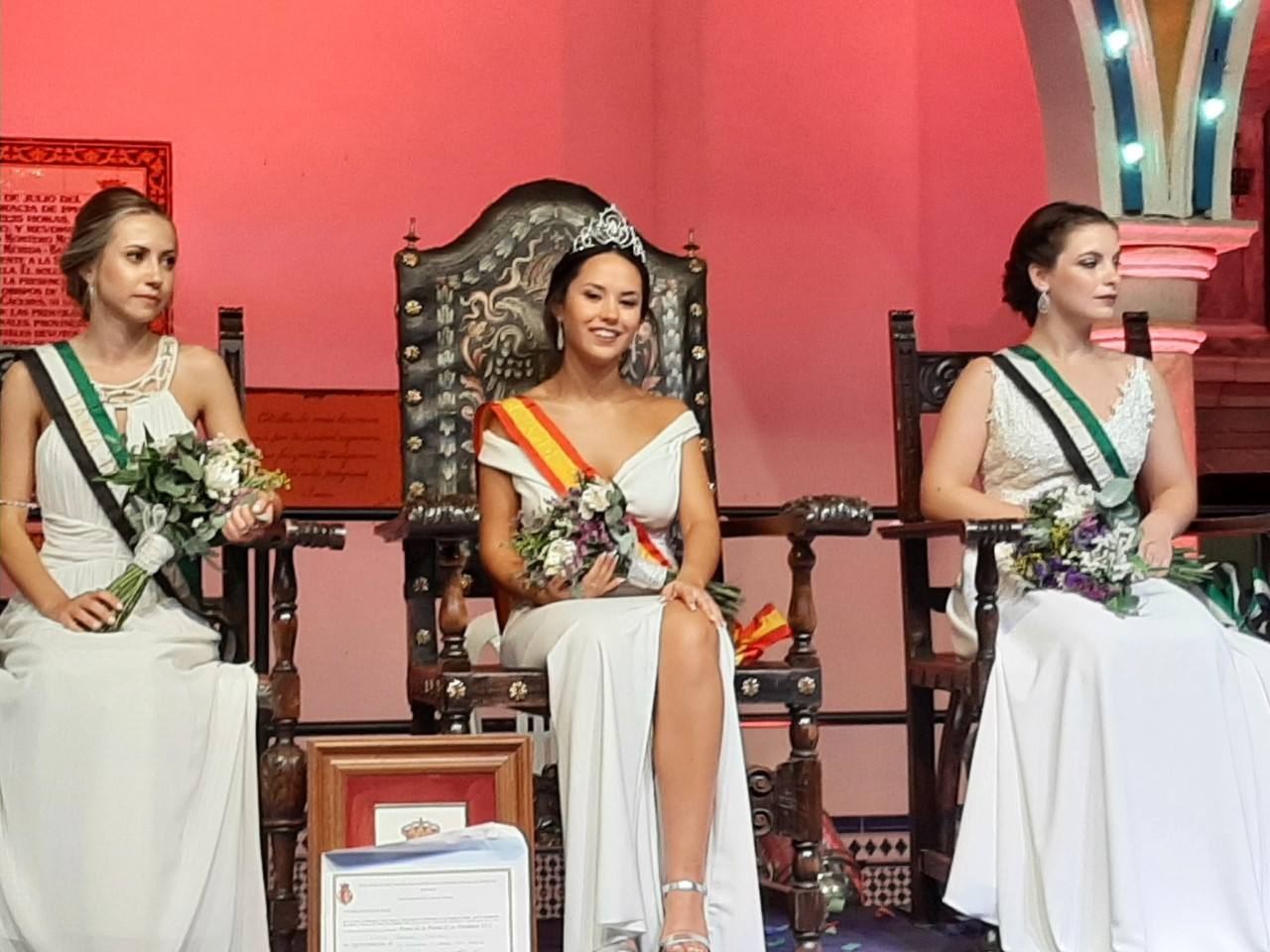 Carla, la Reina de la Vendimia 2022 con su corona y la banda de la bandera española 