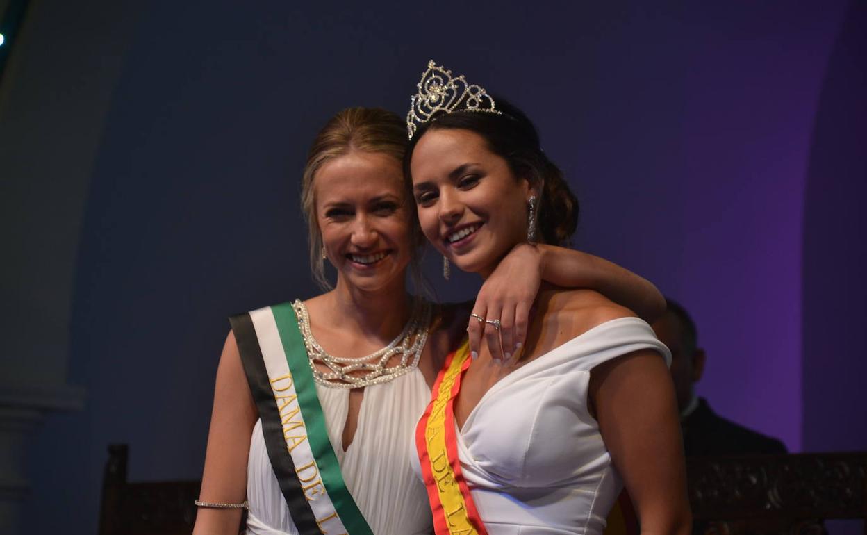 Una de las damas abrazada a la nueva Reina de la Vendimia 