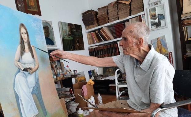  A los 88 años, Gancedo sigue con los pinceles, acabando un retrato de su nieta 