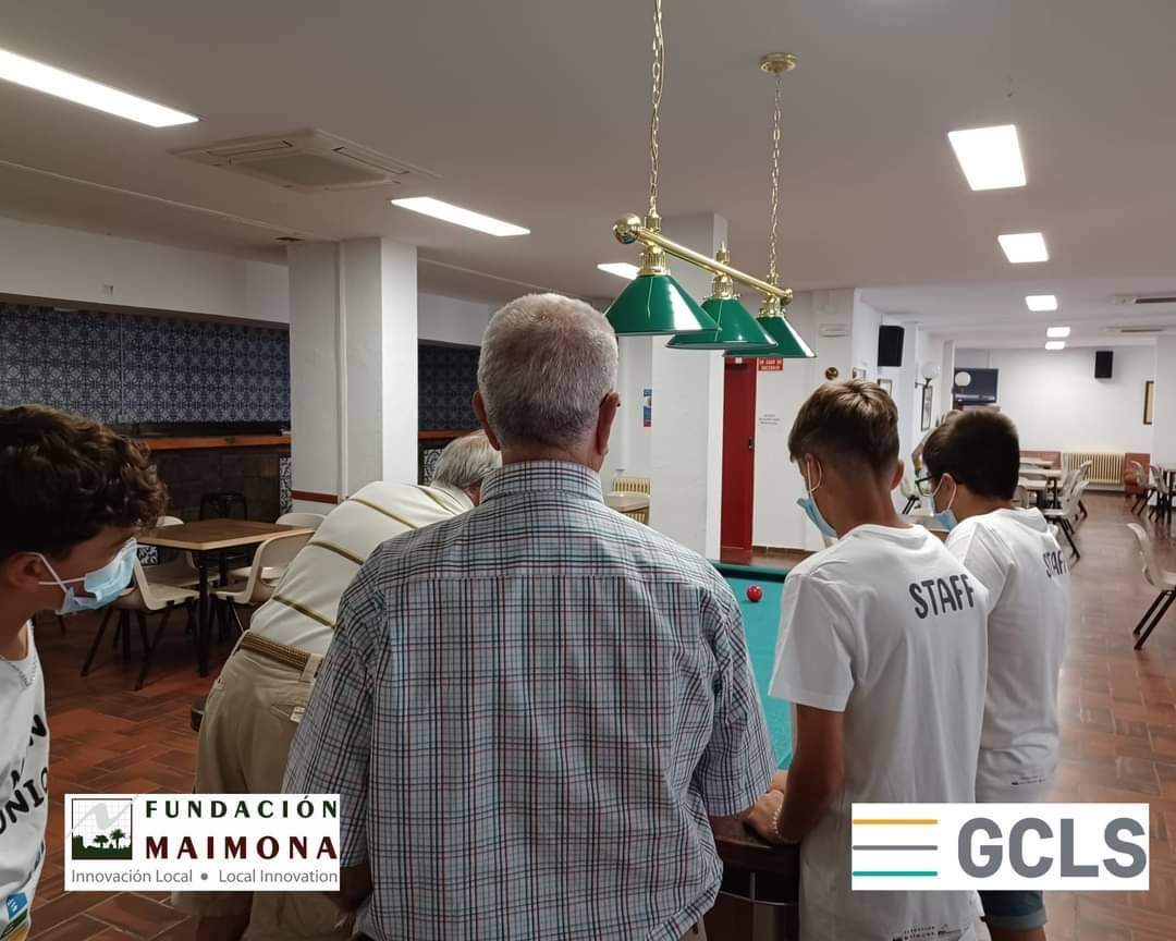 Mirando cómo los mayores juega 