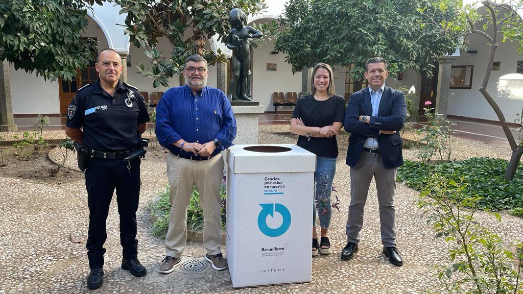 Frima del acuerdo de de colaboración para la recogida de prendas de uniformidad policial 