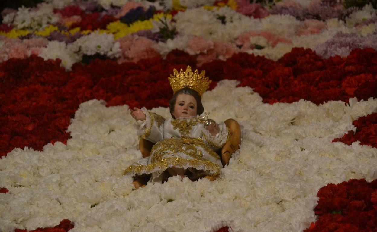 El Niño Jesús que espera a su Madre, ya está en el centro del altar de flores 