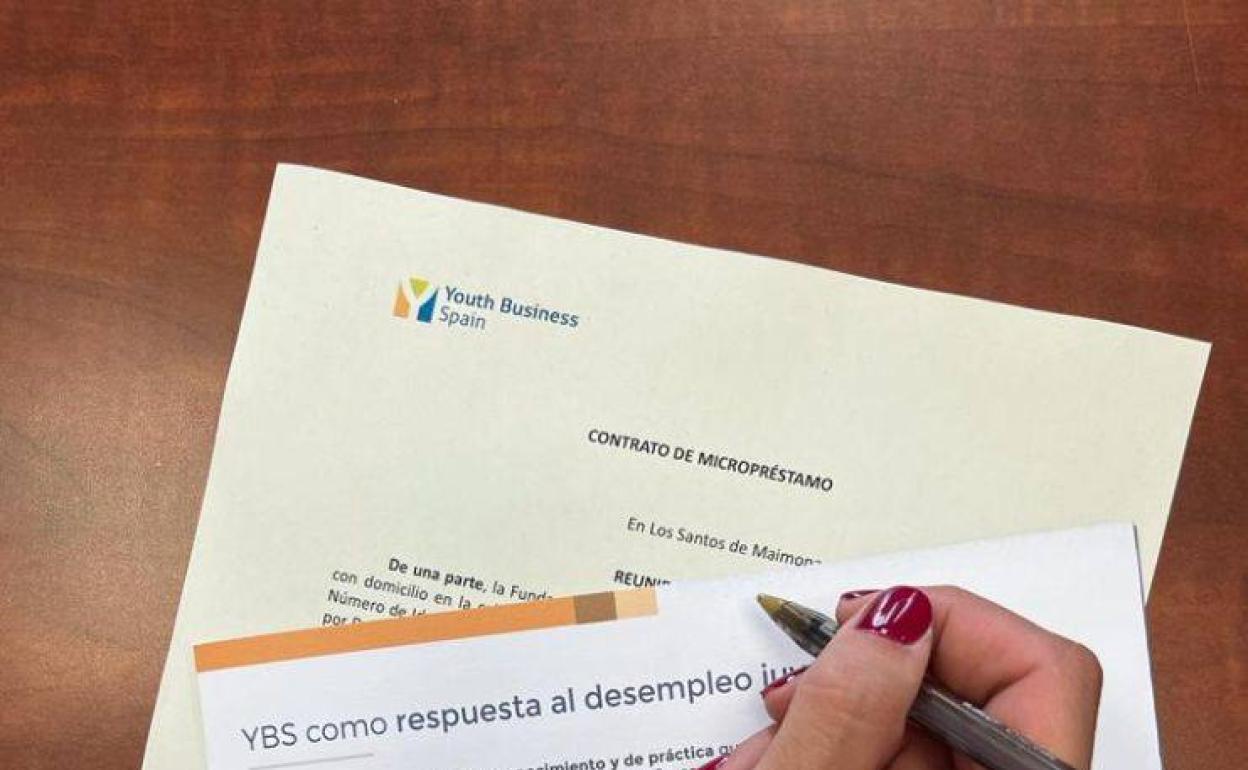 Cartel anunciador de los créditos 