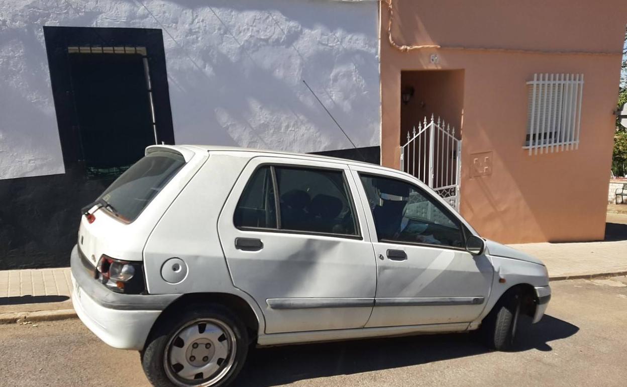 El coche de un hermano del doble crimen de la calle San Cristóbal sigue allí aparcado desde 2021