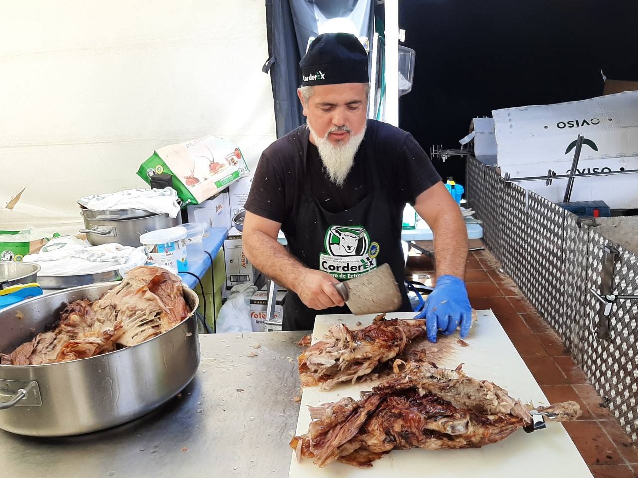 Troceando la pieza recién asada 