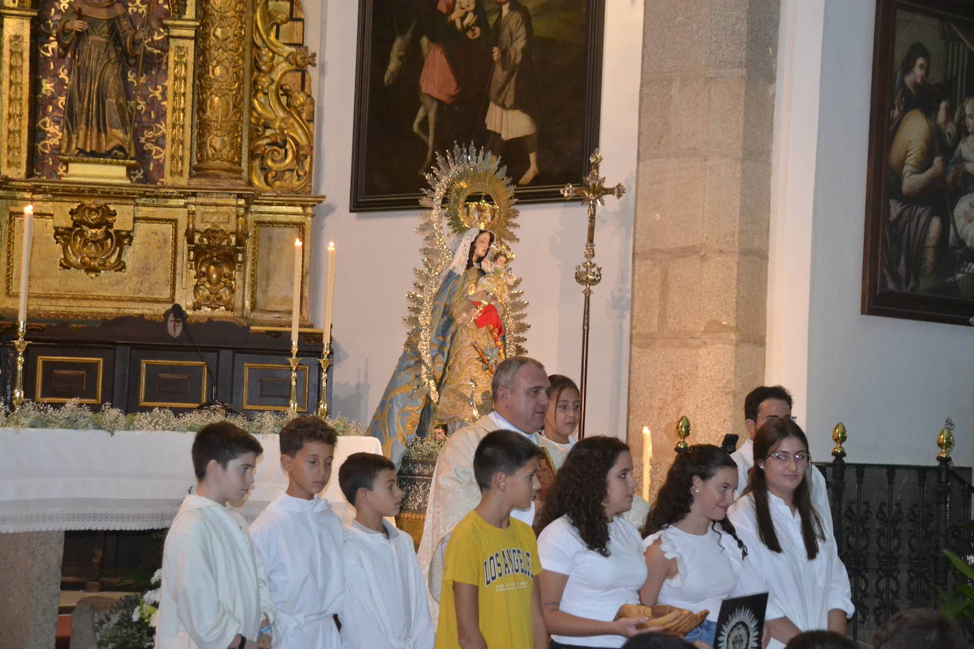 Ofrendas de los jónenes en la misa de la tarde 