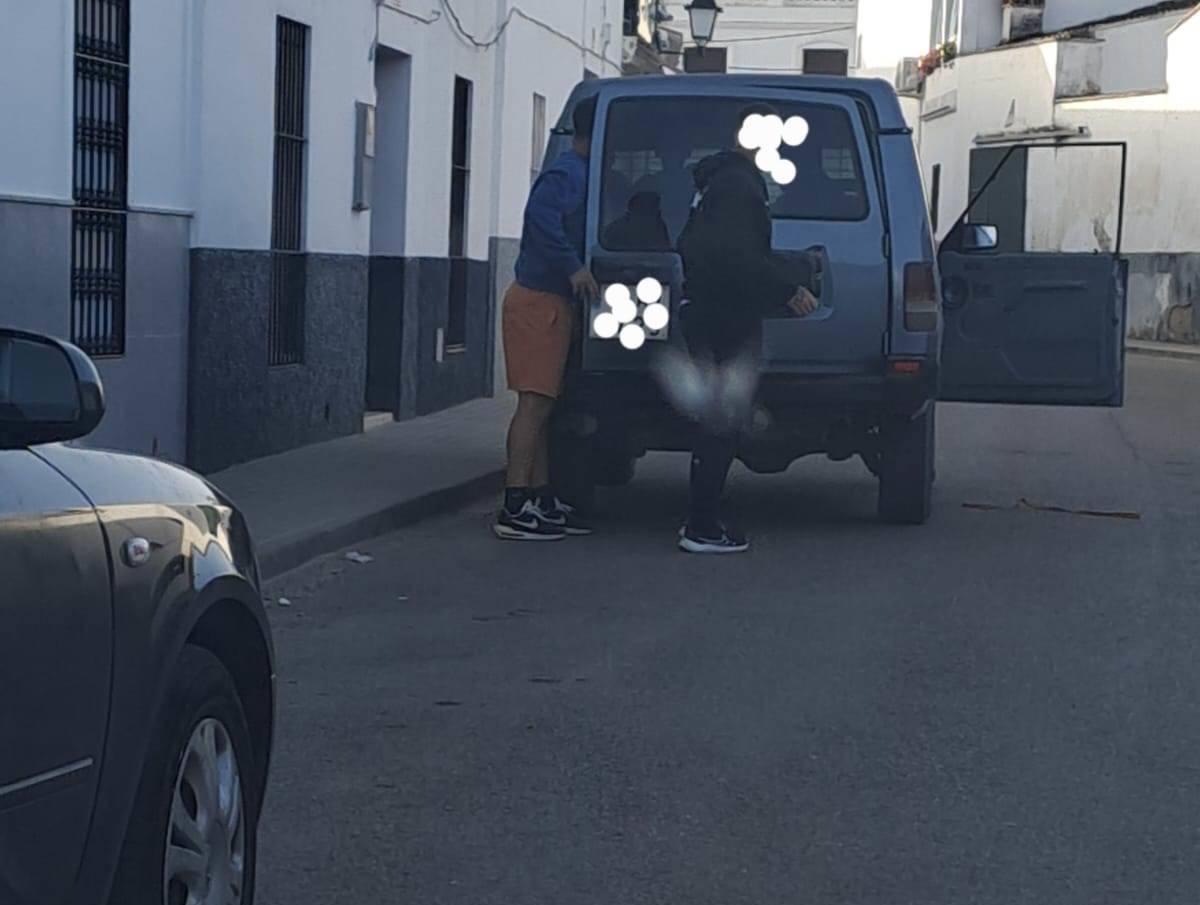 En las calles de Bienvenida uno de los furtivos se bajó del coche con dos perros y fue detenido en el Silo. 