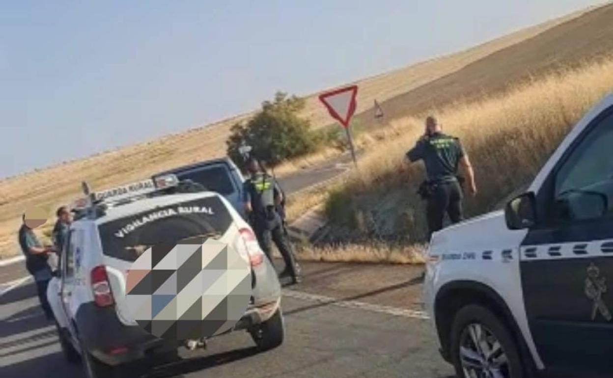 El coche de los furtivos rodeado por la Guardía Civil y el Policía Rural en la rotinda 