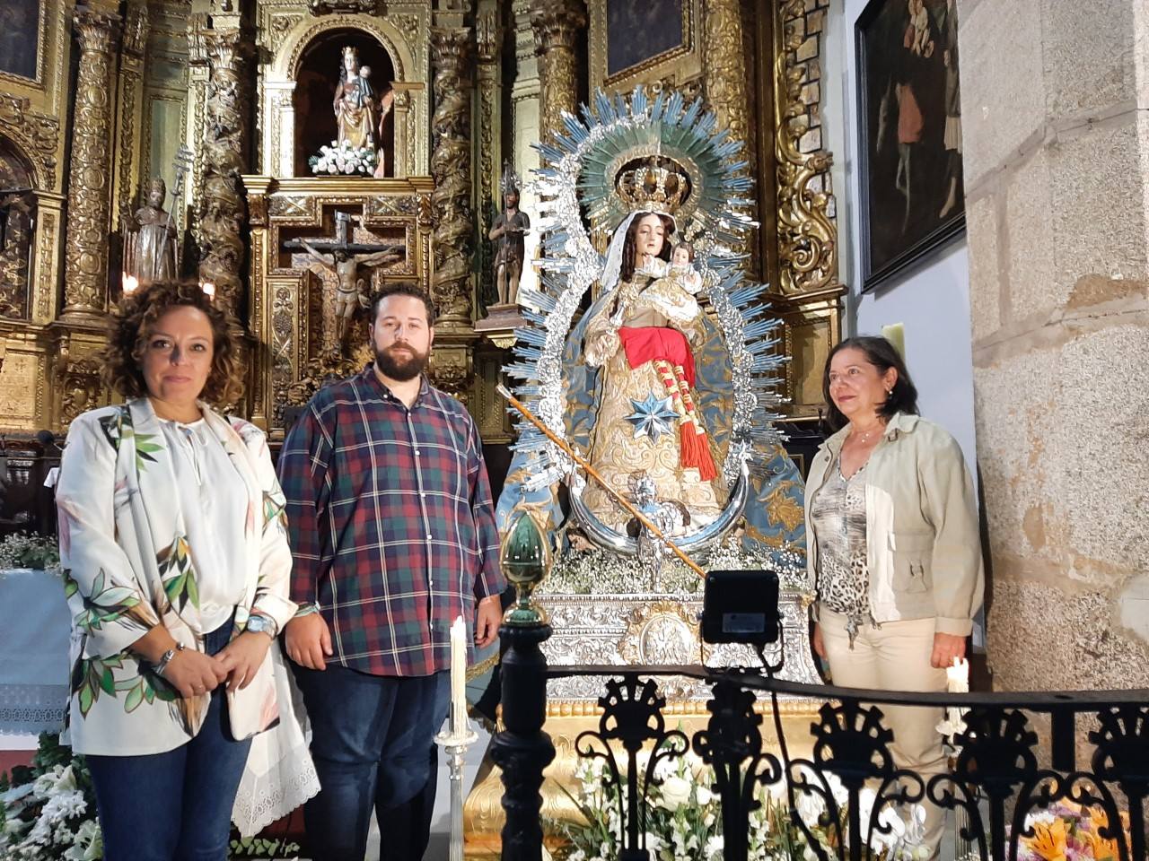 Los conferenciantes junto a la imagen de la Virgen y la Hermana Mayor 