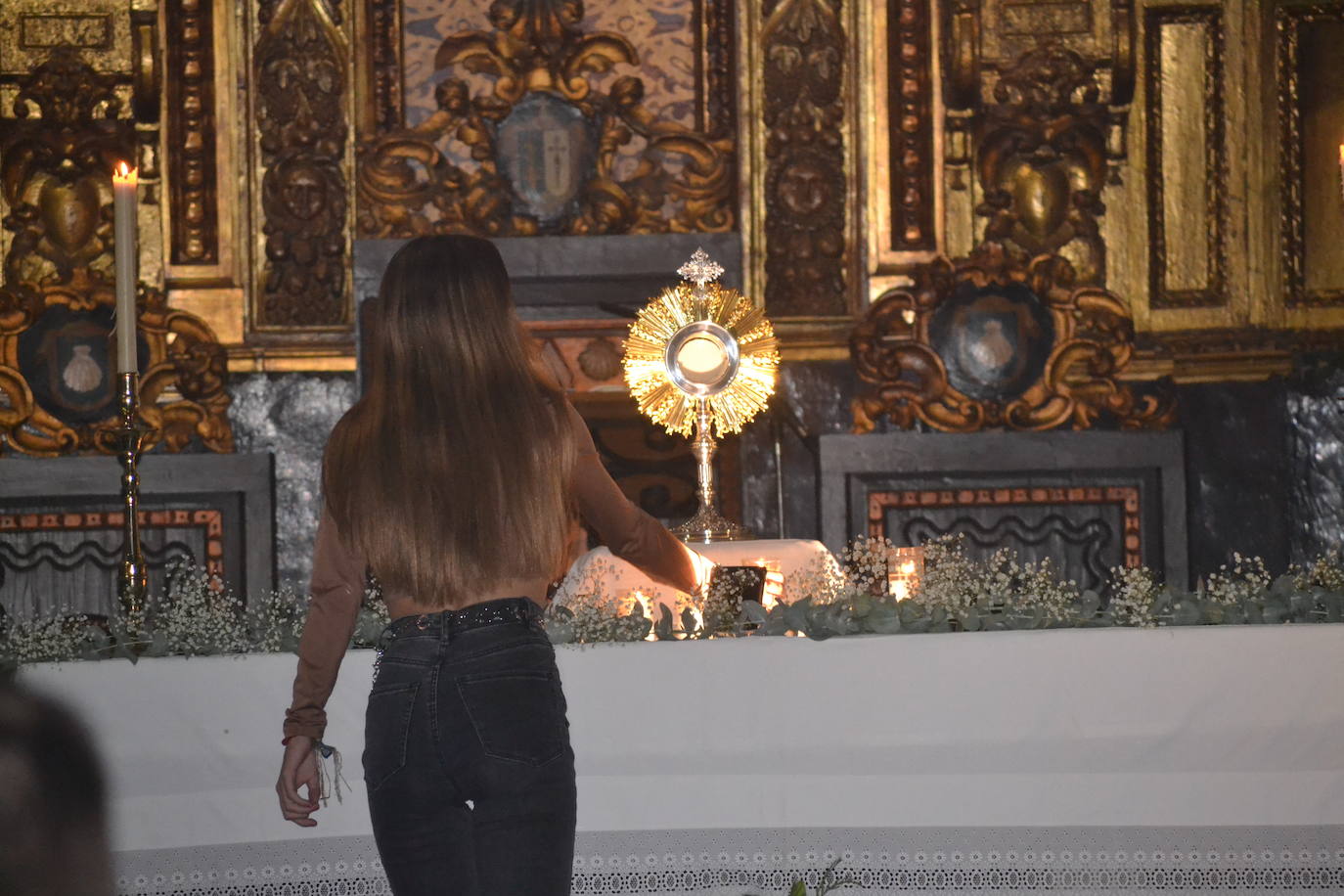 Ofrecimiento de velas ante Jesús Sacraamentado 