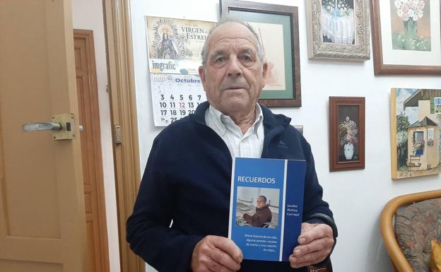 Jacabo Molina nos enseña su libro. El primero que no será el último 