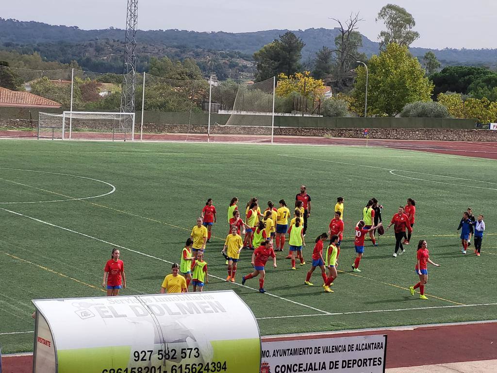 Equípo de fútbol femenino en el campo 