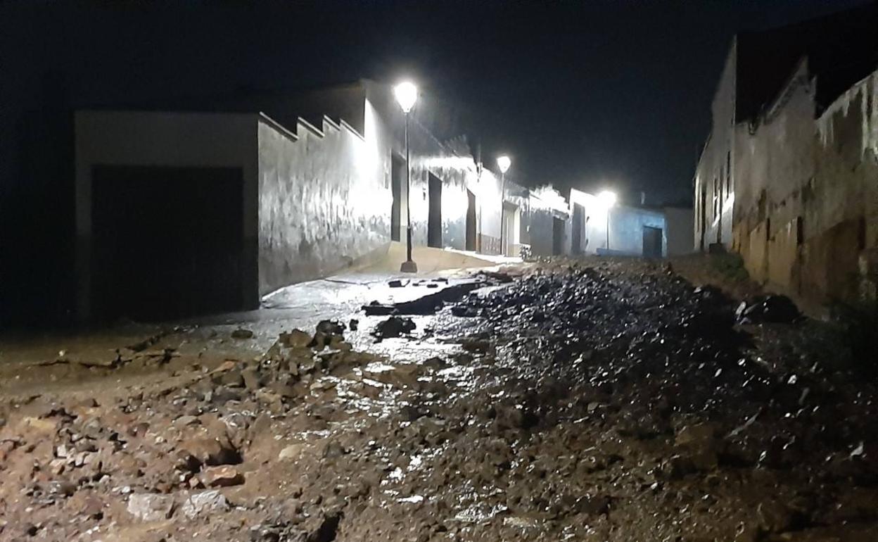 La calle - trasera del Polideportivo de la Charca- fué minutos antes un rio de agua 