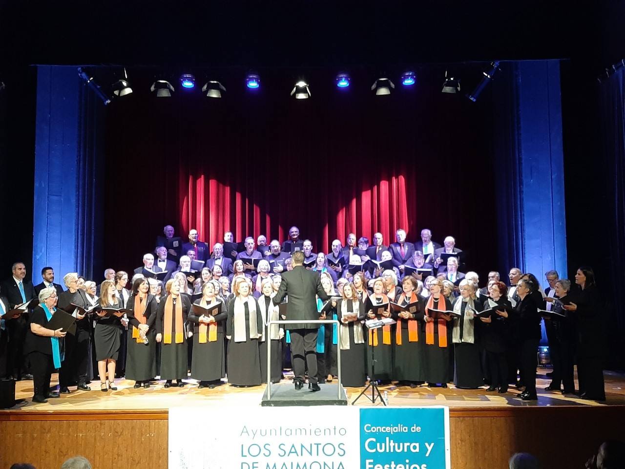 Al final todas las corales cantando al unísino 