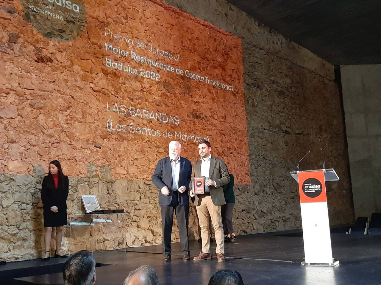 Fernando Gil recogiendo el premio 