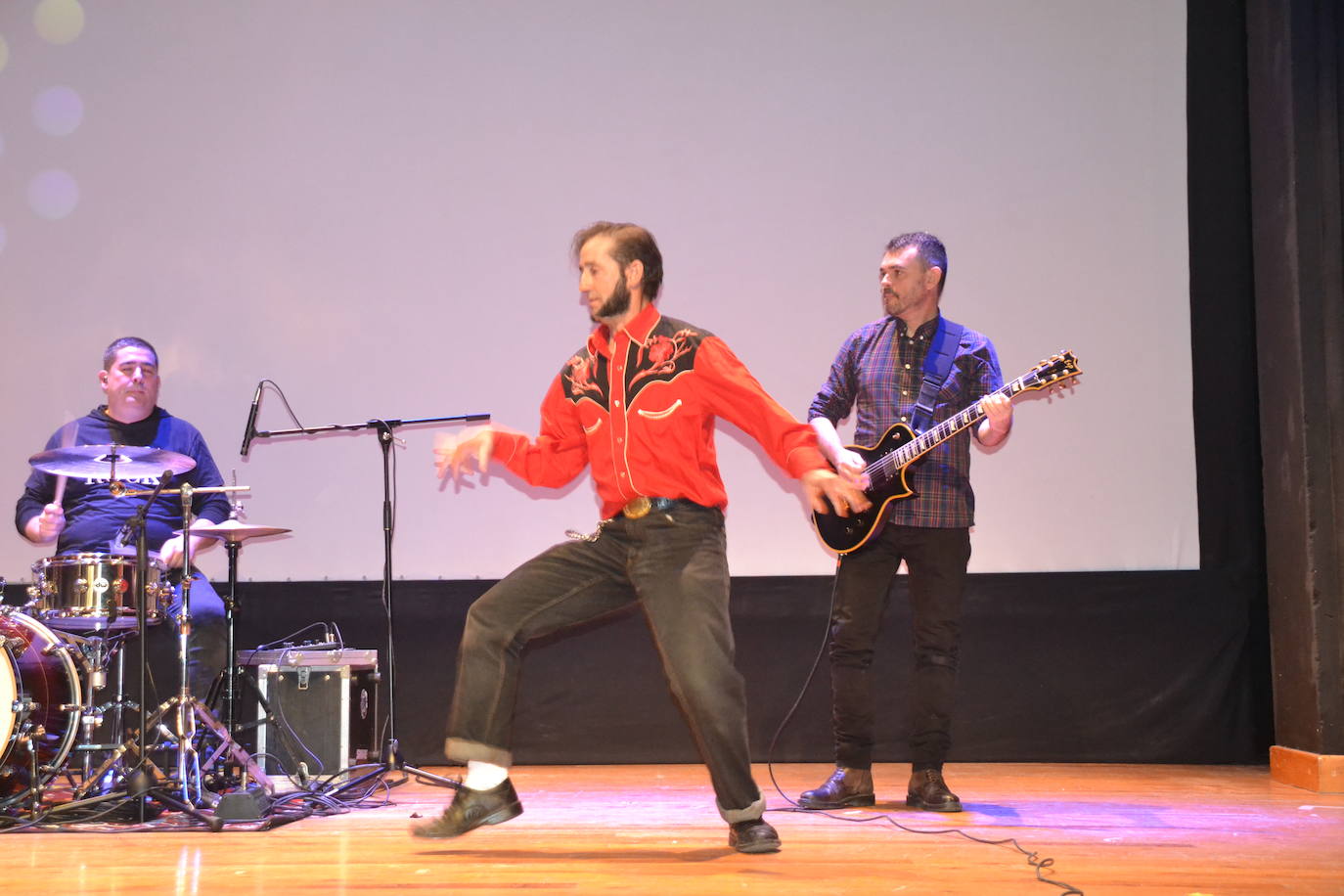 El Tekila bailando con calles Ocultas 