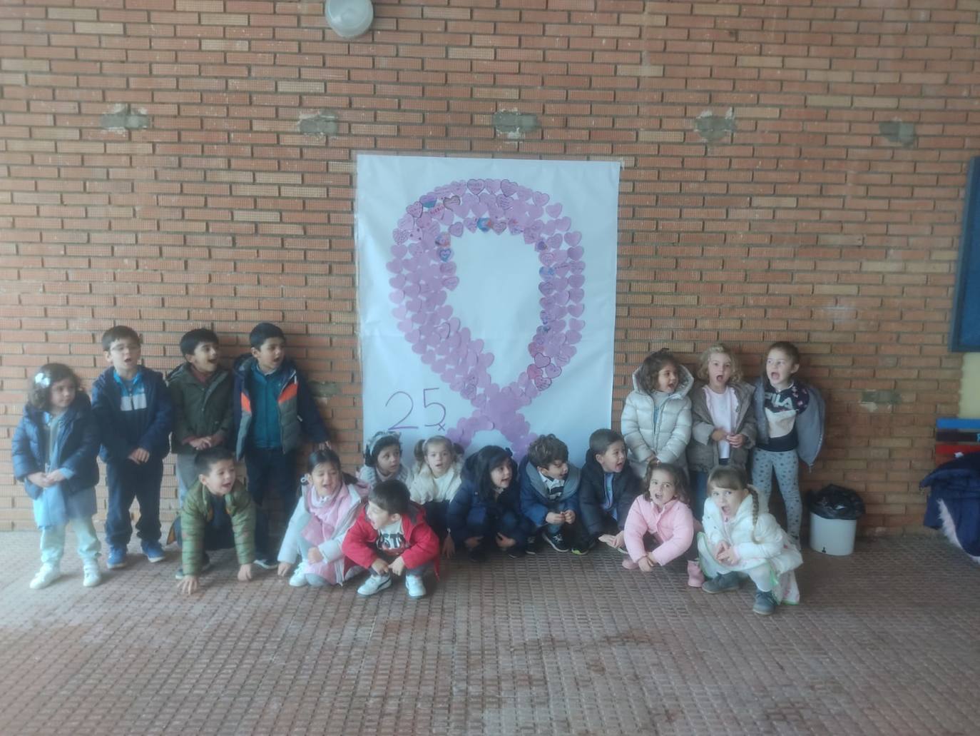 Alumnos del Romero junto a su lazo violeta 