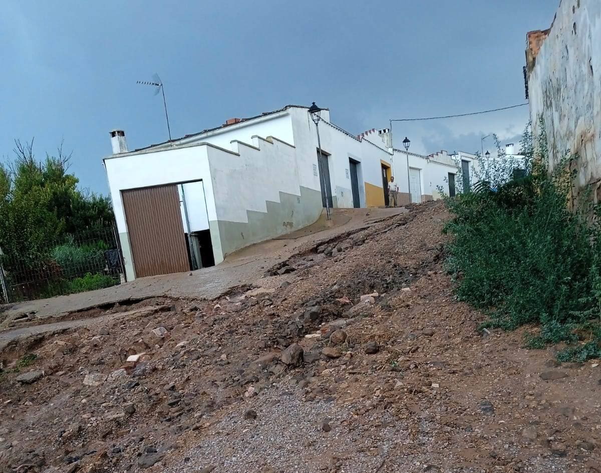 Calle cuyos saneamientos estan al aire libre y salta el agua cuando llueve con fuerza 