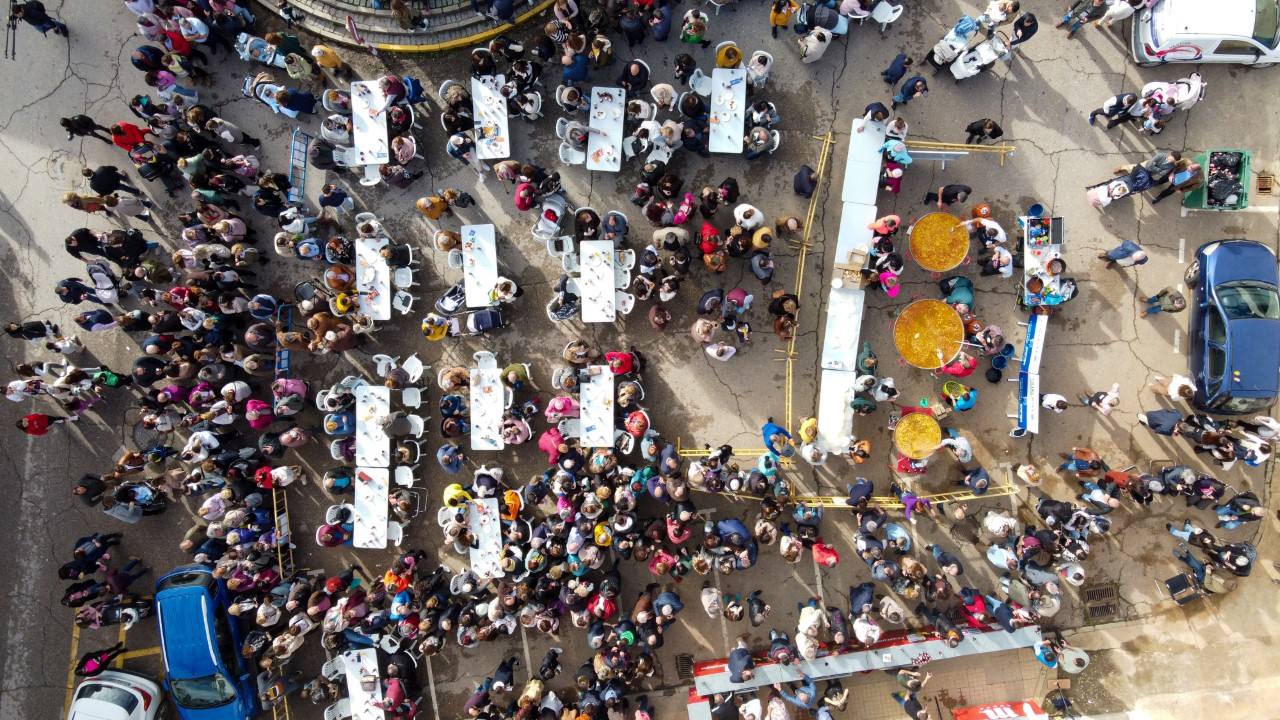 Vista aérea a antes de servir el arroz en el evento 