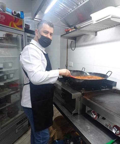 Junto al perol de arroz 