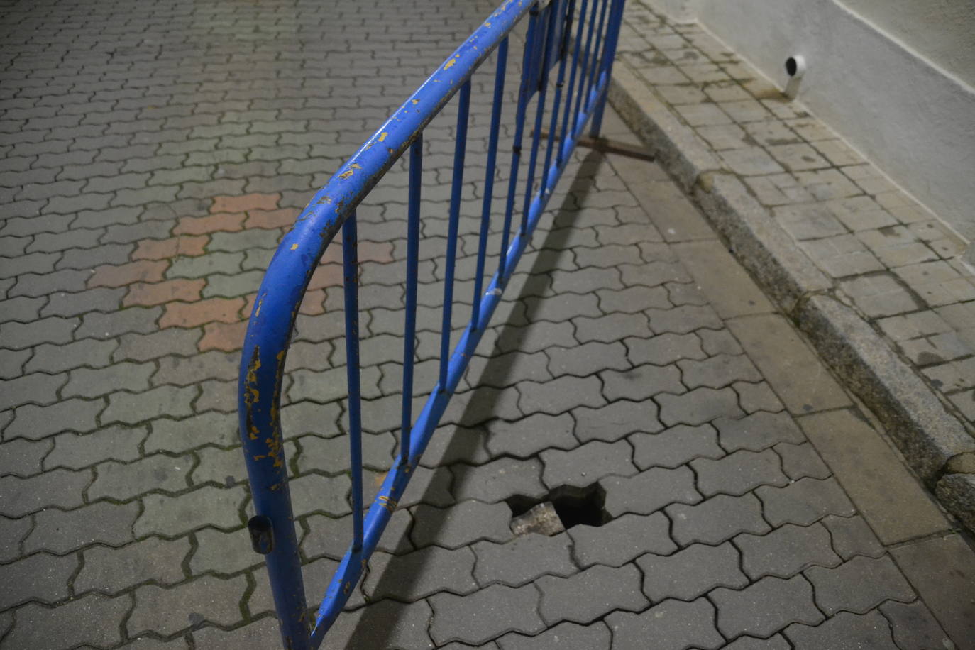 Se corta al tráfico la calle Sevilla debido al peligro de hundimiendo de adoquines