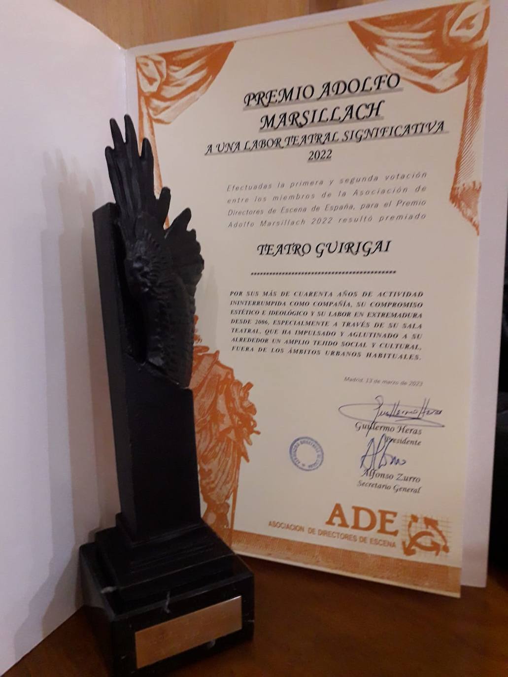 La estatuilla y el texto del premio