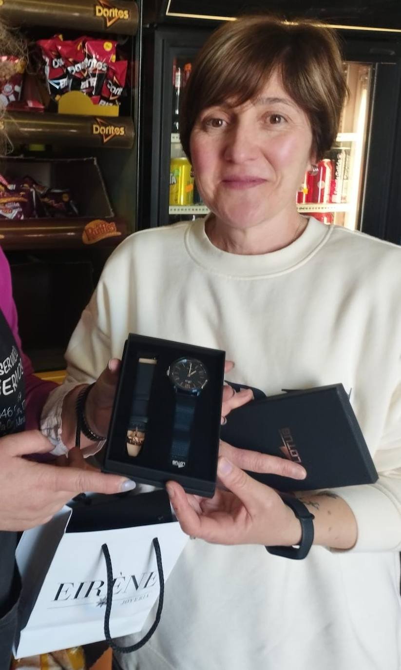 María del Mar, ganadora del concurso, recibiendo el premio