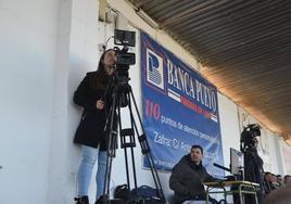 En plena emisión de un partido de fútbol