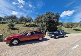 Dos santeñas al volante de sus coches de época